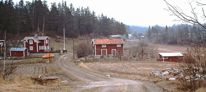 Bild tagen av Christer Björklund 1977 eller 1978. Melbackens husrester syns till vänster i nederkant av bilden. Huset till vänster är Melängsborg och den vackra gula Saaben tillhör Christer.