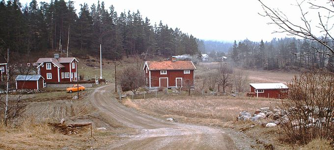 Bild tagen av Christer Björklund 1977 eller 1978. Melbackens husrester syns till vänster i nederkant av bilden. Huset till vänster är Melängsborg och den vackra gula Saaben tillhör Christer.