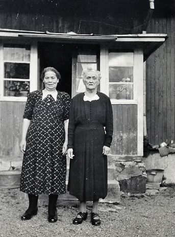 Melsätter 1953. Damen till vänster heter fru Nyberg och bor i huset. Hon hyr ut ett rum till damen till höger vars släktingar bor mittemot i Ängbacken som har för trångt att inhysa alla gäster. Foto: Christer Björklund