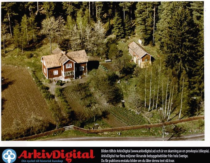 Foto från 1960. Det nya huset ligger strax till vänster om det gamla. Det gamla stod kvar ett tag efter att det nya byggdes.