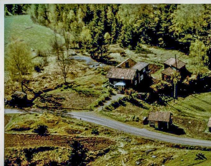 Melsätter till vänster i bilden. Stugan till höger heter Melbacken, även kallat luffarkapellet. Foto från 1960.